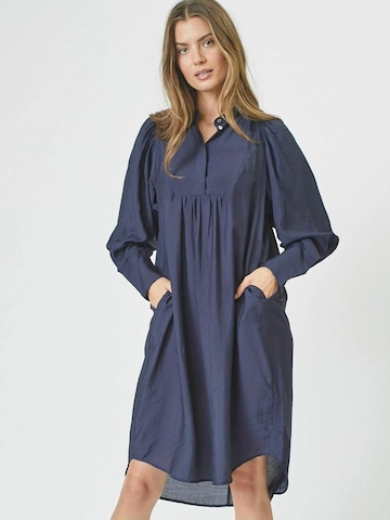 Robe 'Callum' co'couture en bleu : devant