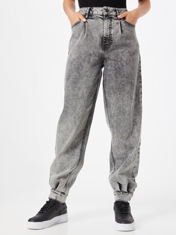 TOMORROW Tapered Pleated Jeans 'Bill' in Grey: front
