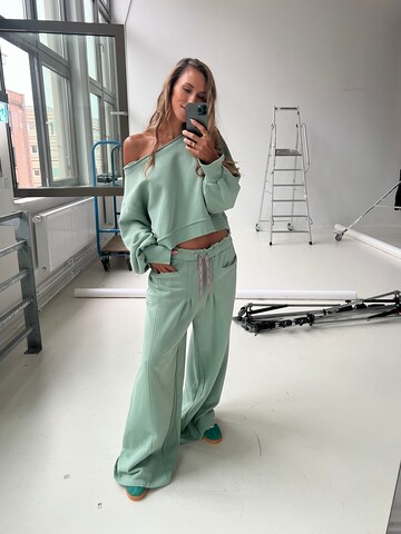 Kamila Šikl - Sudadera en verde: frente