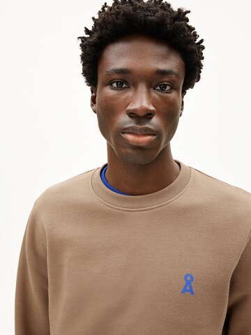 ARMEDANGELS Sweatshirt in Bruin