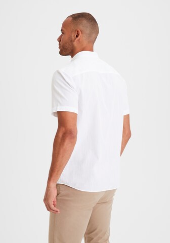 Coupe regular Chemise H.I.S en blanc
