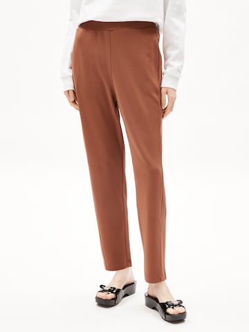 Regular Pantalon 'MAGDAALENA' ARMEDANGELS en marron : devant
