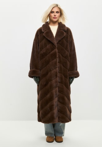 CESARE GASPARI Wintermantel in Bruin