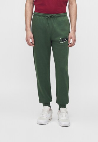 Nike Sportswear Tapered Hose 'CLUB' in Grün: Vorderseite