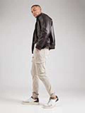 GUESS Tapered Hose 'NEW KOMBAT' in Grau