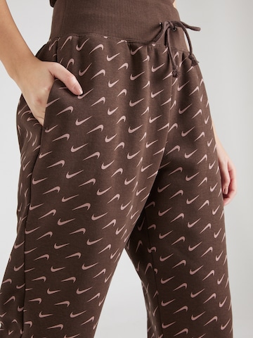 Effilé Pantalon 'PHOENIX FLEECE' Nike Sportswear en marron