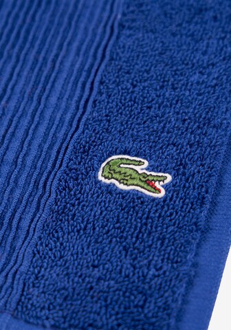 LACOSTE Bademåtte 'Le Croco' i blå