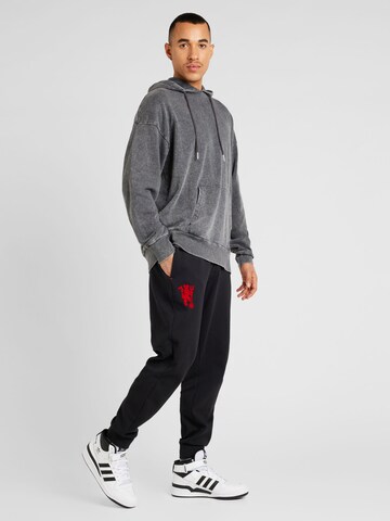 ADIDAS PERFORMANCE Tapered Sportbroek 'Manchester United Cultural Story' in Zwart