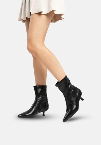 Salinyang Ankle Boots in Black