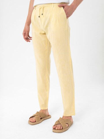 Coupe slim Pantalon By Diess Collection en jaune