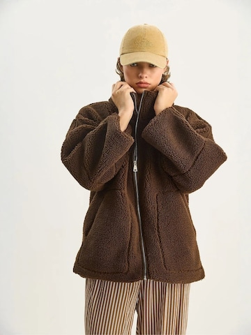 Bianco Lucci - Sobretudo de inverno 'Puffer- und Daunenmäntel' em castanho