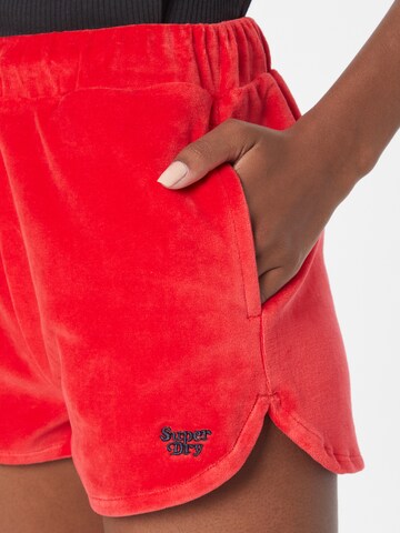 Superdry Normalny krój Spodnie w kolorze czerwony
