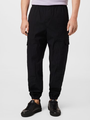 Calvin Klein Jeans Tapered Cargobroek in Zwart: voorkant