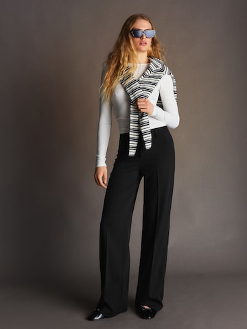 Bershka Szeroka nogawka Spodnie w kant w kolorze czarny