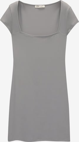 Rochie de la Pull&Bear pe gri: față