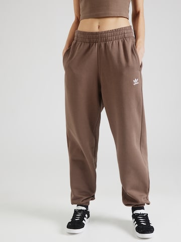 ADIDAS ORIGINALS - Tapered Calças 'Essentials Fleece' em castanho: frente