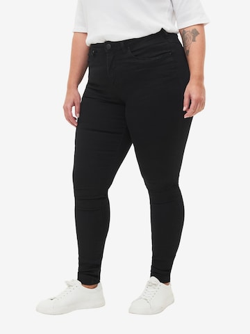 Skinny Jeans 'Amy' de la Zizzi pe negru: față