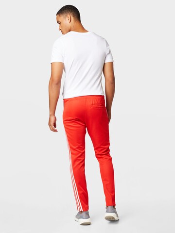 Slimfit Pantaloni 'Adicolor Classics Beckenbauer Primeblue' di ADIDAS ORIGINALS in rosso