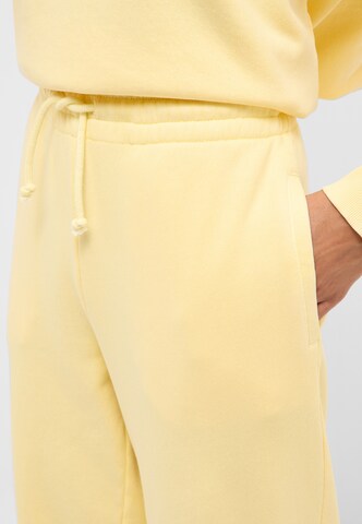 MUSTANG Tapered Pants 'Nucia' in Yellow