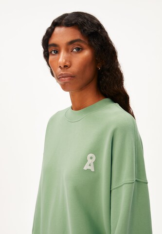 ARMEDANGELS - Sweatshirt 'ALIZAA' em verde: lateral