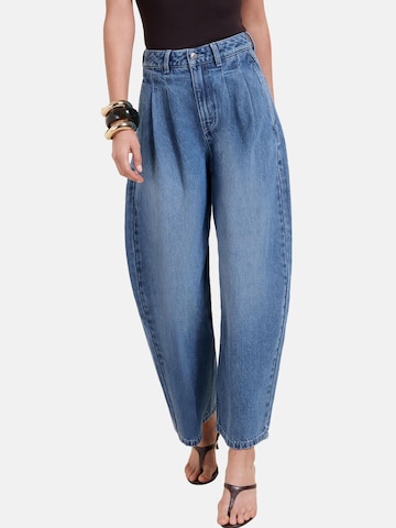 Barrel Jeans con pieghe di Friends Like These in blu: frontale
