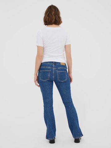 Vero Moda Maternity Flared Jeans 'Selma' in Blau