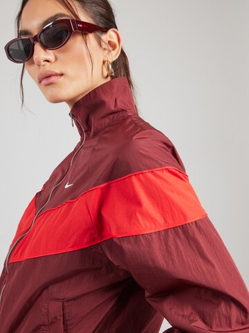 Nike Sportswear Φθινοπωρινό και ανοιξιάτικο μπουφάν σε κόκκινο