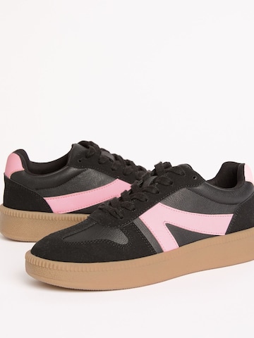 Friends Like These Sneaker in Schwarz