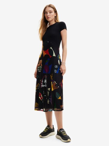 Rochie de la Desigual pe negru: față