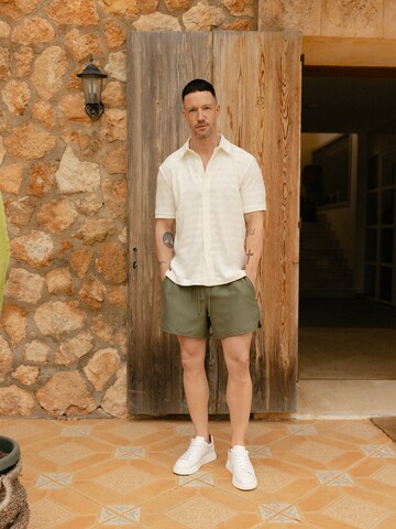 DAN FOX APPAREL Comfort Fit Риза 'Christian' в бяло