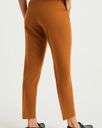 Coupe slim Pantalon à plis WE Fashion en marron