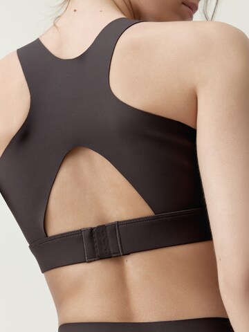 Born Sporttop ' Coreskin ' in Bruin