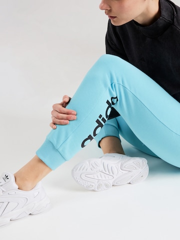 ADIDAS SPORTSWEAR Zwężany krój Spodnie sportowe 'Essentials' w kolorze niebieski