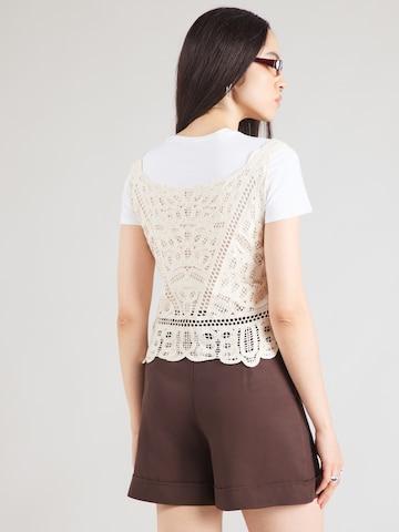 Top brodat de la GUESS pe bej