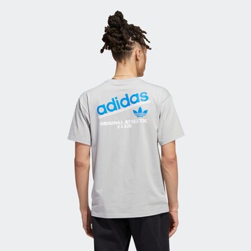 ADIDAS ORIGINALS - Camiseta 'Athletic Club' en gris