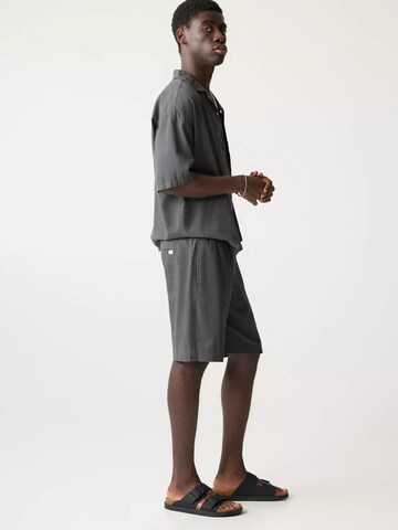 Largi Pantaloni de la Pull&Bear pe gri