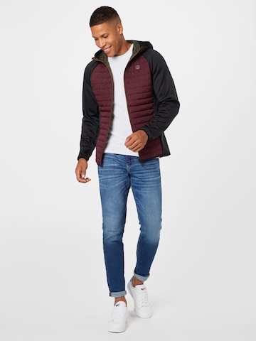 Coupe regular Veste mi-saison JACK & JONES en rouge