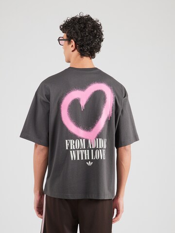 ADIDAS ORIGINALS Koszulka 'VDAY HEART' w kolorze szary