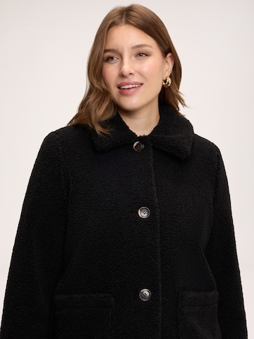 Cappotto di mezza stagione di Fiorella Rubino in nero