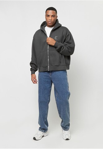 Karl Kani Sweatvest in Grijs: voorkant