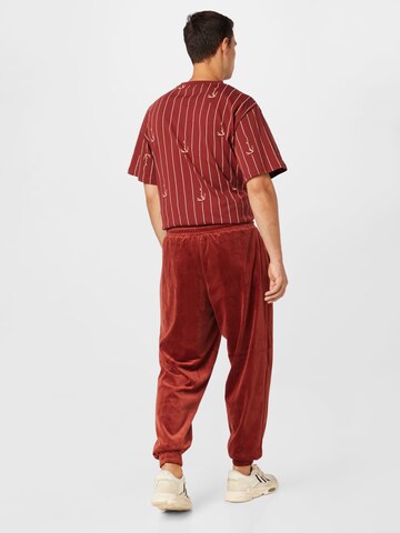 Karl Kani Tapered Broek 'Small Signature Velvet' in Rood