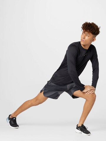 NIKE Regular Sportshorts in Schwarz