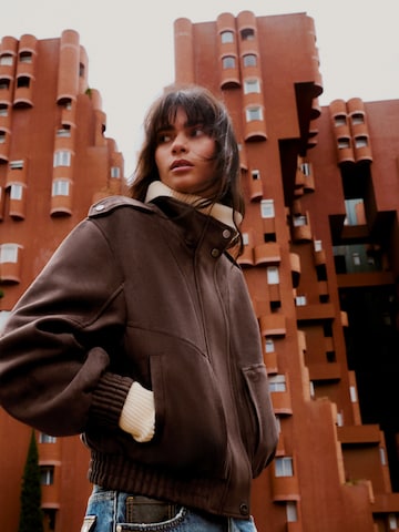 Geacă de primăvară-toamnă de la Bershka pe maro