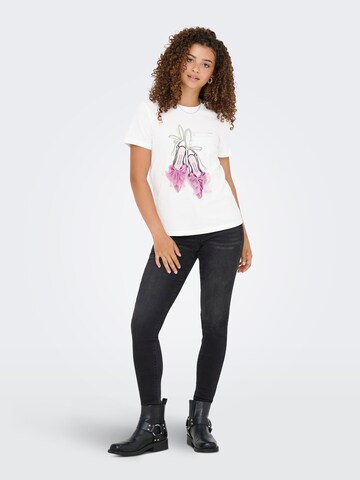 Tricou de la ONLY pe alb