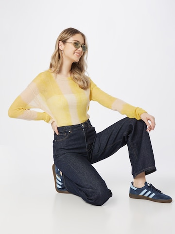 Pull-over 'Tina' WEEKDAY en jaune