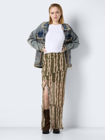 Noisy may Skirt 'EMMY' in Green