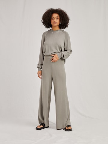 A LOT LESS Flared Pants 'Fenja' in Grey: front