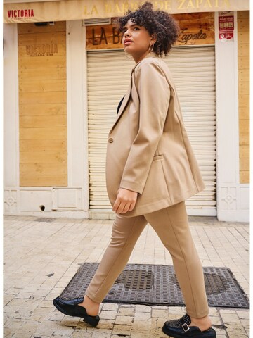 Slimfit Pantaloni 'JMaddie' di Zizzi in beige