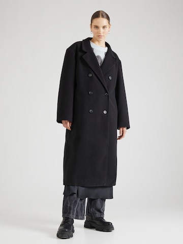 NA-KD Ανοιξιάτικο και φθινοπωρινό παλτό σε μαύρο: μπροστά