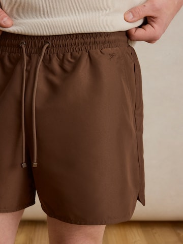 DAN FOX APPAREL Zwemshorts 'Faris' in Bruin